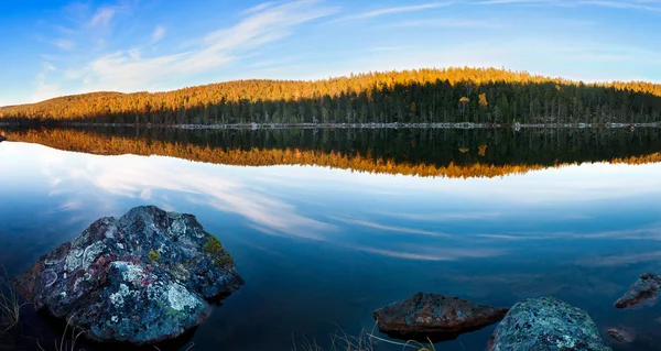 Lapland sonbaharda bir ormanda gölde — Stok fotoğraf