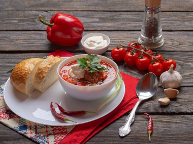 Etin ekşi kremalı ev yapımı Rus çorbası.