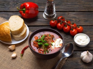 Etin ekşi kremalı ev yapımı Rus çorbası.