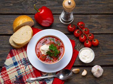 Etin ekşi kremalı ev yapımı Rus çorbası.