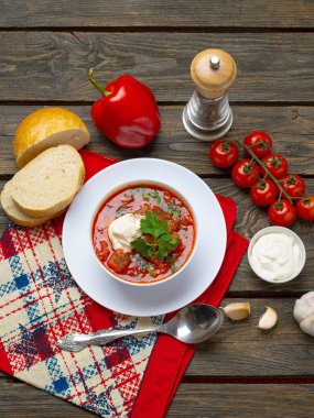 Etin ekşi kremalı ev yapımı Rus çorbası.