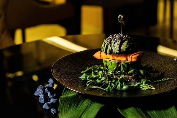 Hamburger, meyve suyu, avokado burger, siyah arka planda, fast food.