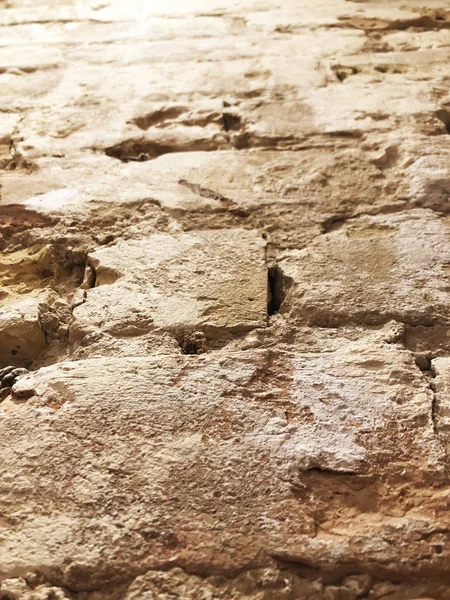 Tuğla duvar Kahverengi. Altın kahverengi tuğla işi. Duvarında kahverengi boya olan mimari bir nesne. tuğla duvar dokusu arkaplanı