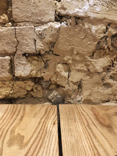 Tuğla duvar Kahverengi. Altın kahverengi tuğla işi. Duvarında kahverengi boya olan mimari bir nesne. tuğla duvar dokusu arkaplanı