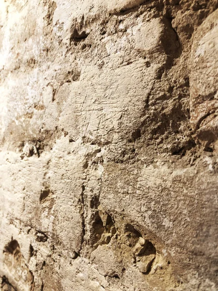 Alçak noktadan çekilen gri tuğlalı bir duvar. Bakış açısına giren çok sayıda tuğlanın dokusu. Tuğla gri bina. Böyle bir tuğla iç mekanda kullanılabilir.