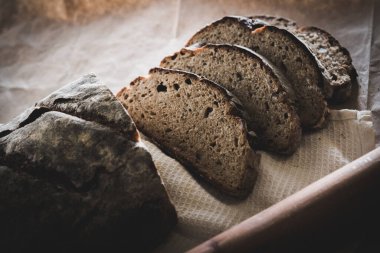 Dilimlenmiş çavdar ekmeği, fındık ve mısır gevreğiyle pişirilmiş.