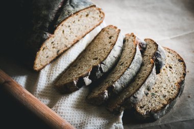 Dilimlenmiş çavdar ekmeği, fındık ve mısır gevreğiyle pişirilmiş.