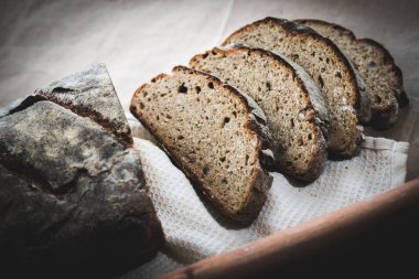 Dilimlenmiş çavdar ekmeği, fındık ve mısır gevreğiyle pişirilmiş.