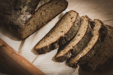 Dilimlenmiş çavdar ekmeği, fındık ve mısır gevreğiyle pişirilmiş.