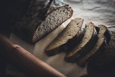 Dilimlenmiş çavdar ekmeği, fındık ve mısır gevreğiyle pişirilmiş.