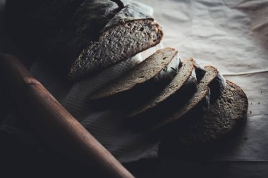 Dilimlenmiş çavdar ekmeği, fındık ve mısır gevreğiyle pişirilmiş.