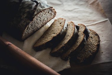 Dilimlenmiş çavdar ekmeği, fındık ve mısır gevreğiyle pişirilmiş.