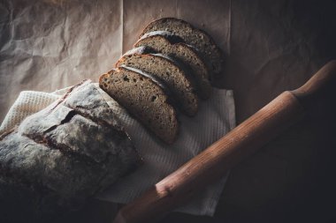 Dilimlenmiş çavdar ekmeği, fındık ve mısır gevreğiyle pişirilmiş.
