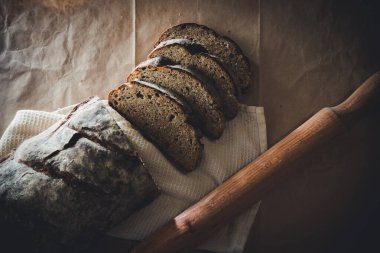 Dilimlenmiş çavdar ekmeği, fındık ve mısır gevreğiyle pişirilmiş.