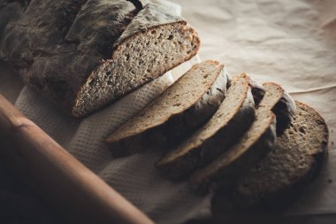Dilimlenmiş çavdar ekmeği, fındık ve mısır gevreğiyle pişirilmiş.