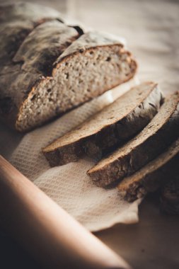 Dilimlenmiş çavdar ekmeği, fındık ve mısır gevreğiyle pişirilmiş.