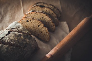 Dilimlenmiş çavdar ekmeği, fındık ve mısır gevreğiyle pişirilmiş.