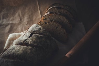 Dilimlenmiş çavdar ekmeği, fındık ve mısır gevreğiyle pişirilmiş.