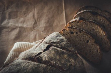 Dilimlenmiş çavdar ekmeği, fındık ve mısır gevreğiyle pişirilmiş.