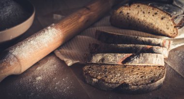 Dilimlenmiş çavdar ekmeği, fındık ve mısır gevreğiyle pişirilmiş.