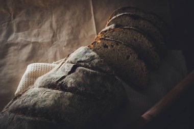 Dilimlenmiş çavdar ekmeği, fındık ve mısır gevreğiyle pişirilmiş.