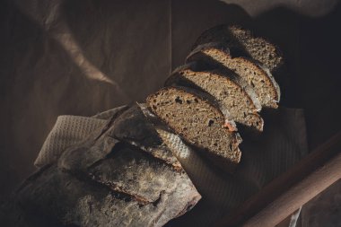 Dilimlenmiş çavdar ekmeği, fındık ve mısır gevreğiyle pişirilmiş.