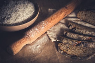 Dilimlenmiş çavdar ekmeği, fındık ve mısır gevreğiyle pişirilmiş.