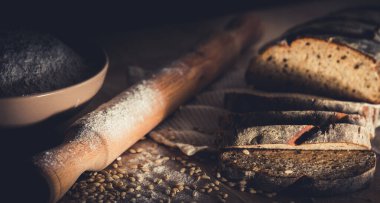 Dilimlenmiş çavdar ekmeği, fındık ve mısır gevreğiyle pişirilmiş.