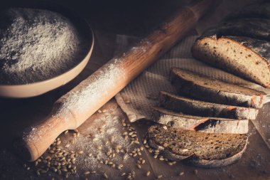 Dilimlenmiş çavdar ekmeği, fındık ve mısır gevreğiyle pişirilmiş.