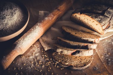 Dilimlenmiş çavdar ekmeği, fındık ve mısır gevreğiyle pişirilmiş.