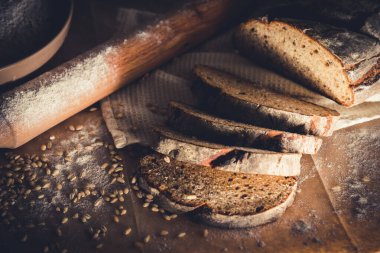 Dilimlenmiş çavdar ekmeği, fındık ve mısır gevreğiyle pişirilmiş.