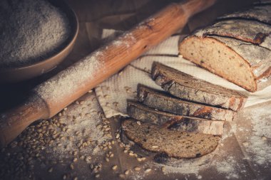 Dilimlenmiş çavdar ekmeği, fındık ve mısır gevreğiyle pişirilmiş.