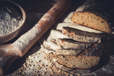 Dilimlenmiş çavdar ekmeği, fındık ve mısır gevreğiyle pişirilmiş.