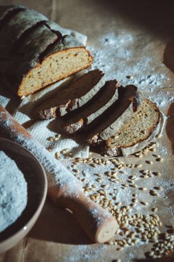 Dilimlenmiş çavdar ekmeği, fındık ve mısır gevreğiyle pişirilmiş.