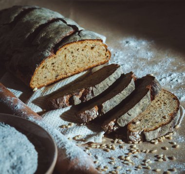 Dilimlenmiş çavdar ekmeği, fındık ve mısır gevreğiyle pişirilmiş.