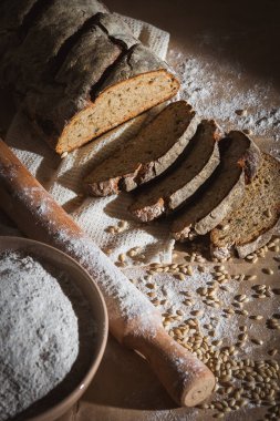 Dilimlenmiş çavdar ekmeği, fındık ve mısır gevreğiyle pişirilmiş.