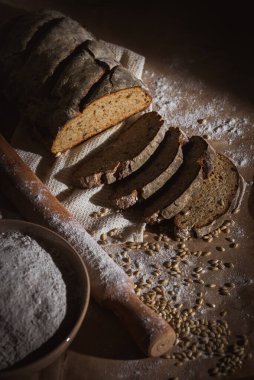 Dilimlenmiş çavdar ekmeği, fındık ve mısır gevreğiyle pişirilmiş.