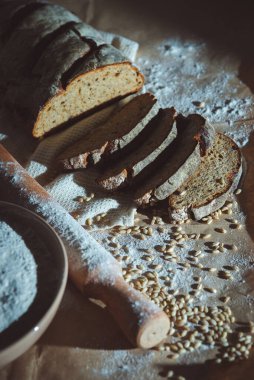 Dilimlenmiş çavdar ekmeği, fındık ve mısır gevreğiyle pişirilmiş.