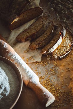 Dilimlenmiş çavdar ekmeği, fındık ve mısır gevreğiyle pişirilmiş.