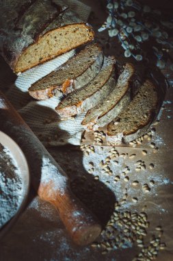 Dilimlenmiş çavdar ekmeği, fındık ve mısır gevreğiyle pişirilmiş.