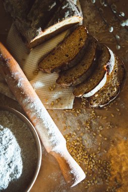 Dilimlenmiş çavdar ekmeği, fındık ve mısır gevreğiyle pişirilmiş.