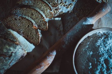 Dilimlenmiş çavdar ekmeği, fındık ve mısır gevreğiyle pişirilmiş.