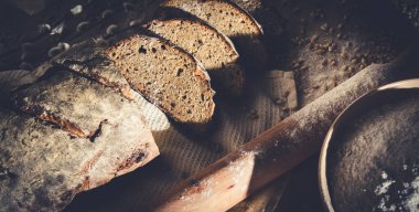 Dilimlenmiş çavdar ekmeği, fındık ve mısır gevreğiyle pişirilmiş.