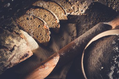 Dilimlenmiş çavdar ekmeği, fındık ve mısır gevreğiyle pişirilmiş.