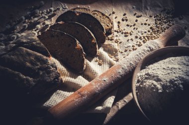 Dilimlenmiş çavdar ekmeği, fındık ve mısır gevreğiyle pişirilmiş.