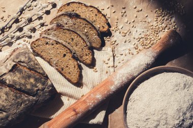 Dilimlenmiş çavdar ekmeği, fındık ve mısır gevreğiyle pişirilmiş.