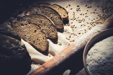 Dilimlenmiş çavdar ekmeği, fındık ve mısır gevreğiyle pişirilmiş.