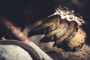 Dilimlenmiş çavdar ekmeği, fındık ve mısır gevreğiyle pişirilmiş.