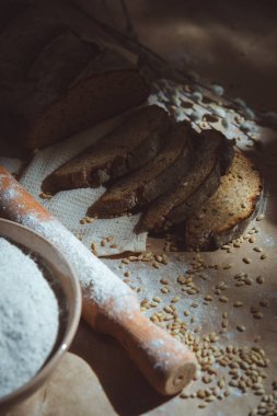 Dilimlenmiş çavdar ekmeği, fındık ve mısır gevreğiyle pişirilmiş.