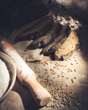 Dilimlenmiş çavdar ekmeği, fındık ve mısır gevreğiyle pişirilmiş.